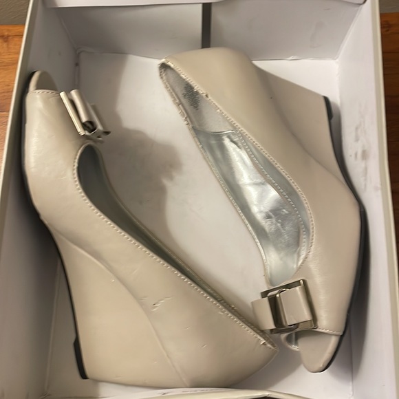 FLAWED Bandolino peep toe bow wedges taupe grey - Picture 10 of 10